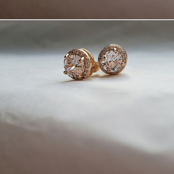 New Elegant Gold Stud Earrings - Picture 2 of 6